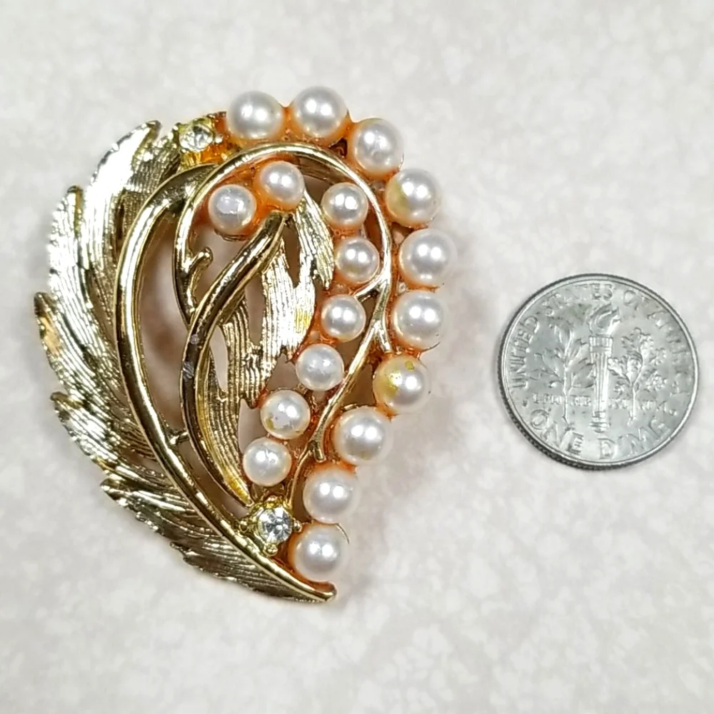 Vintage 1950s Mid Century Faux Pearl Goldtone Brooch Pin - Picture 11 of 13